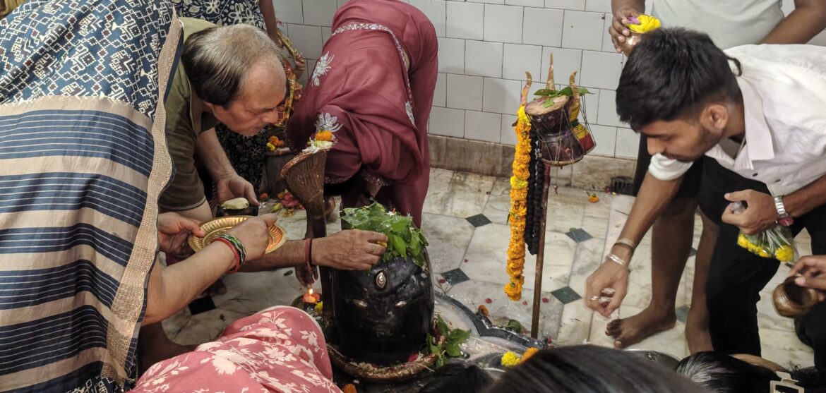 सावन के पहले सोमवार को नंदेश्वर शिव मंदिर सकंडा में उमड़ा आस्था का सैलाब