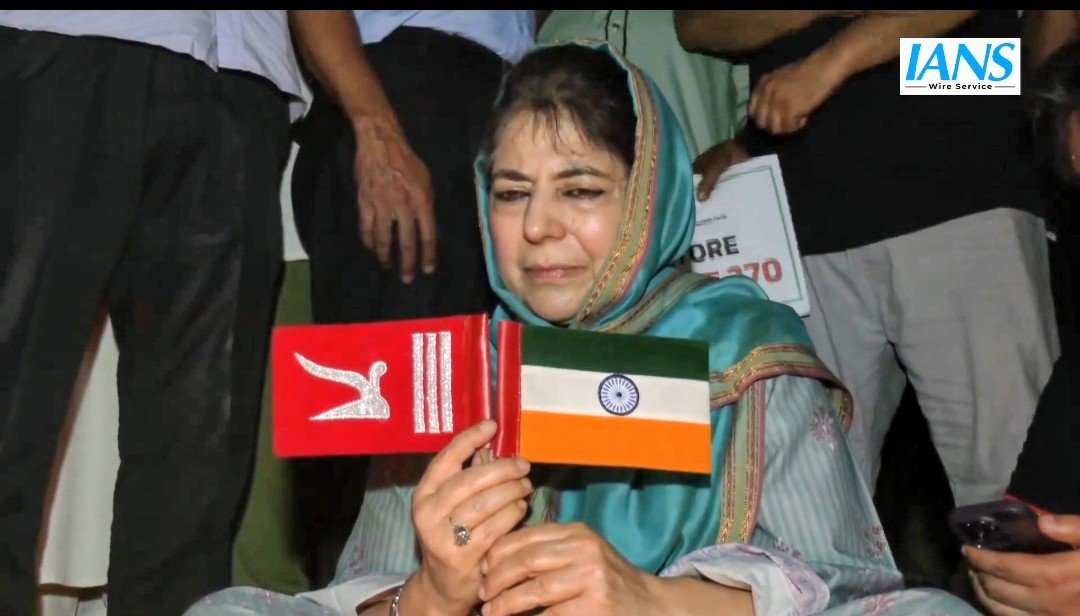 महबूबा ने तिरंगा उल्टा पकड़ा, कानूनी कार्रवाई होगी, पहले भी हुए हैं ऐसी हरकत