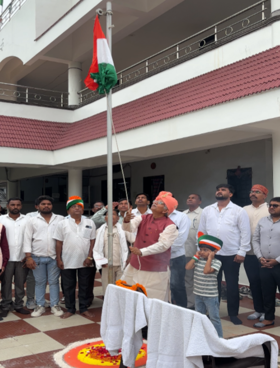 स्वतंत्रता दिवस पर विधायक धरमलाल कौशिक ने परसदा स्थित निवास में किया ध्वजारोहण