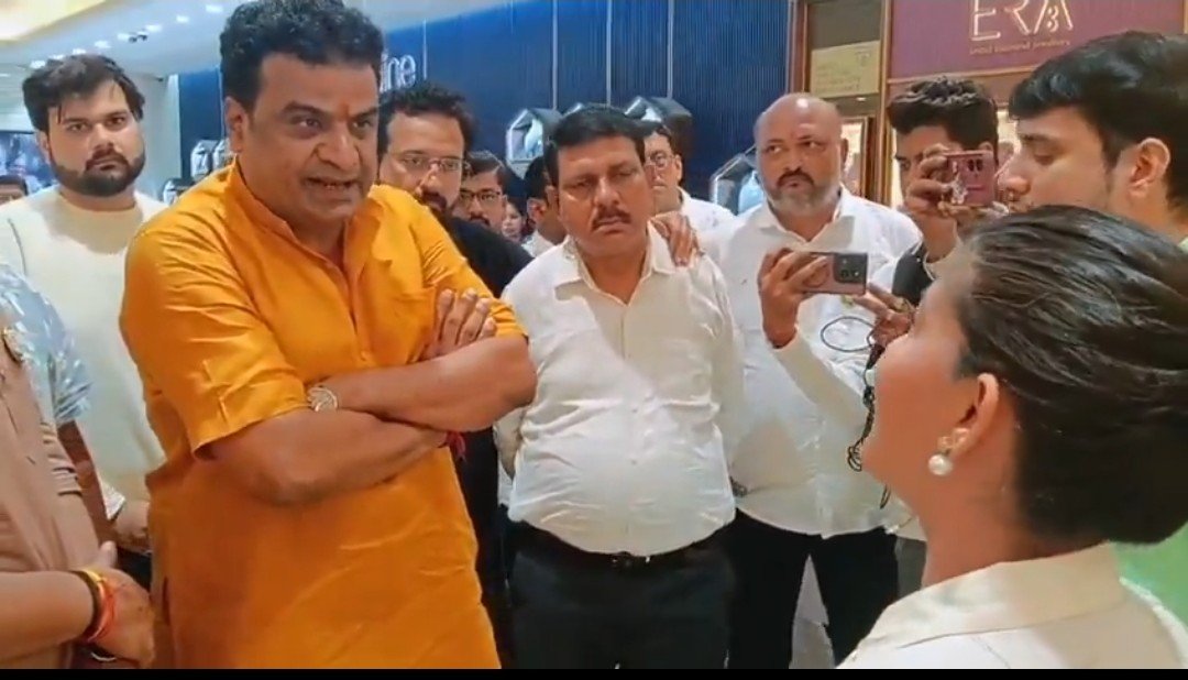 मालाबार ज्वैलरी शॉप में 22 कैरेट बताकर 20 कैरेट सोना बेचने का आरोप, सर्राफा एसोसिएशन का हंगामा