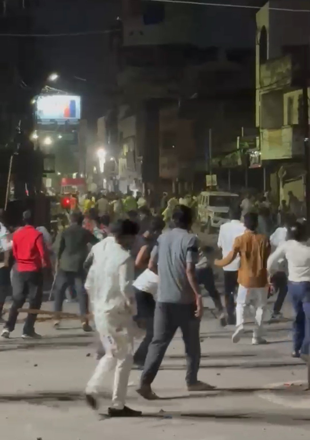 breaking छत्तीसगढ़ की न्यायधानी में दो समुदायों के बीच जमकर पत्थरबाजी, पुलिस अधिकारी घायल video