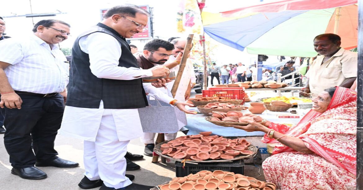 सड़क किनारे पसरे पर अचानक पहुंचे मुख्यमंत्री साय, मीरा के पसरे से खरीदा आशीर्वाद का दीया