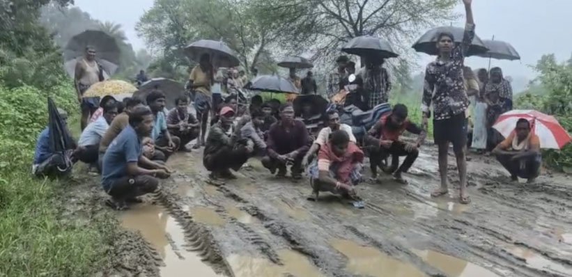 कोरबा: जर्जर सड़क और कीचड़ से परेशान ग्रामीणों का फूटा गुस्सा, सड़क पर बैठकर किया प्रदर्शन