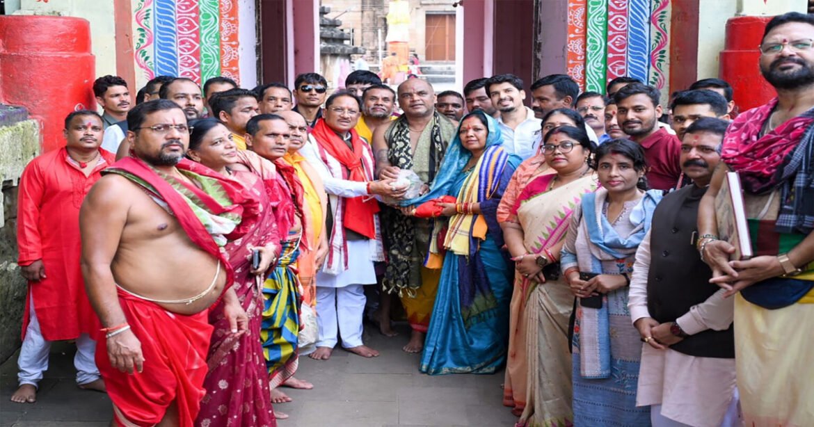 भगवान लिंगराज के दर्शन कर मुख्यमंत्री विष्णु देव साय ने की प्रदेश की सुख-समृद्धि और खुशहाली की कामना….