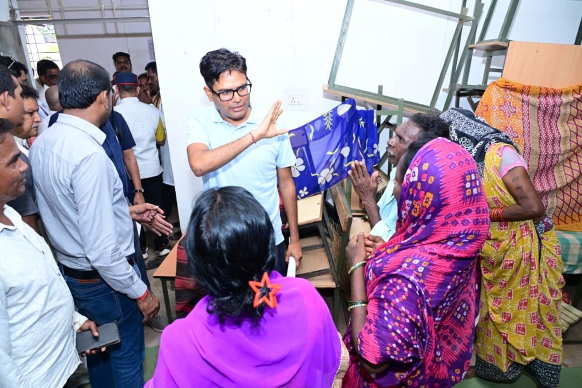 बाढ़ की मुश्किल घड़ी में अपनों के बीच पहुंचे वित्त मंत्री  ओ.पी. चौधरी