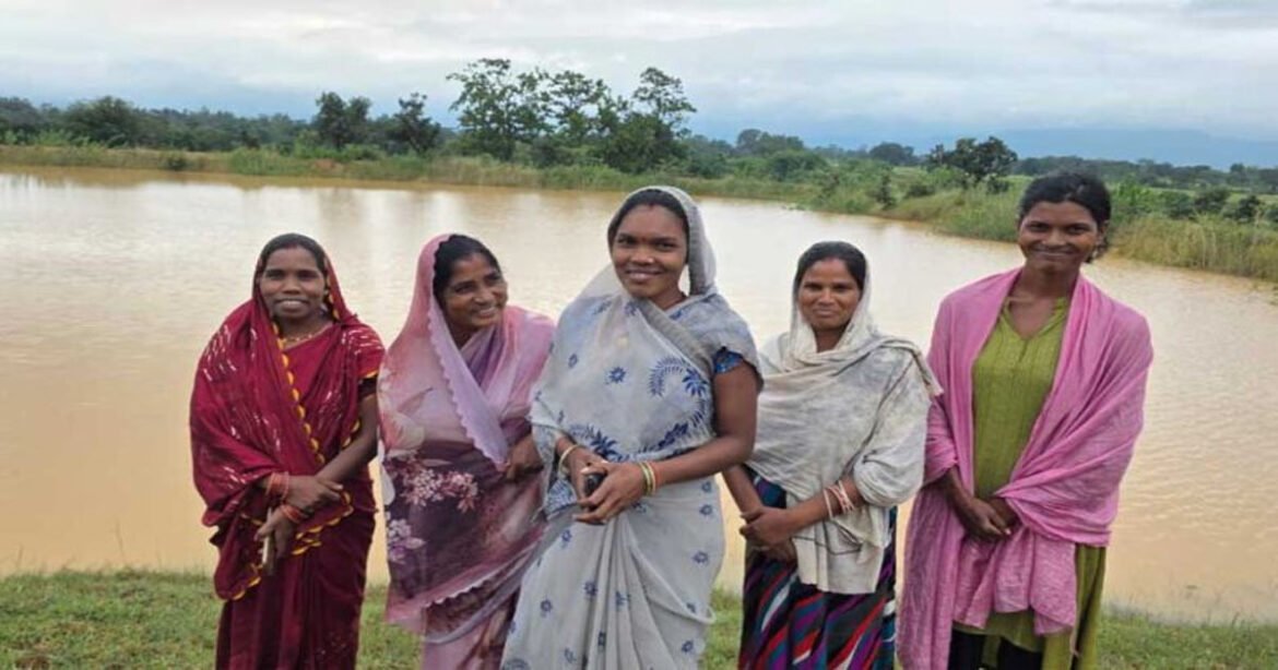 सेवा की कहानी: अमृत सरोवर बना महिलाओं की आजीविका का आधार, मछली पालन से आत्मनिर्भरता की ओर बढ़े कदम