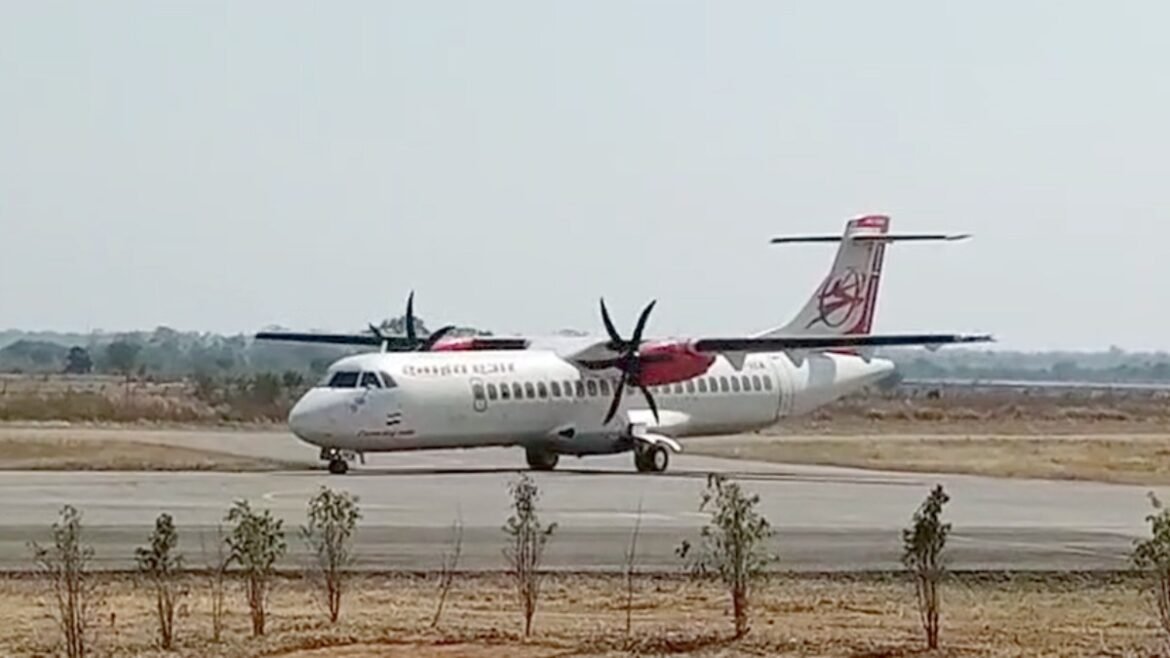 हवा में विमान का इंजन फेल : बिलासपुर से दिल्ली जा रही फ्लाइट की इमरजेंसी लैंडिंग, 54 यात्री थे सवार