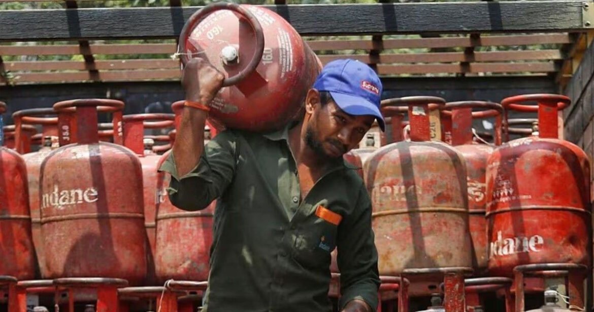 LPG Booking : राहत की खबर, एलपीजी सिलेंडर बुकिंग के लिए 45 दिन की टाइम लिमिट हुई समाप्त, जानिए अब कब कर पाएंगे बुकिंग…