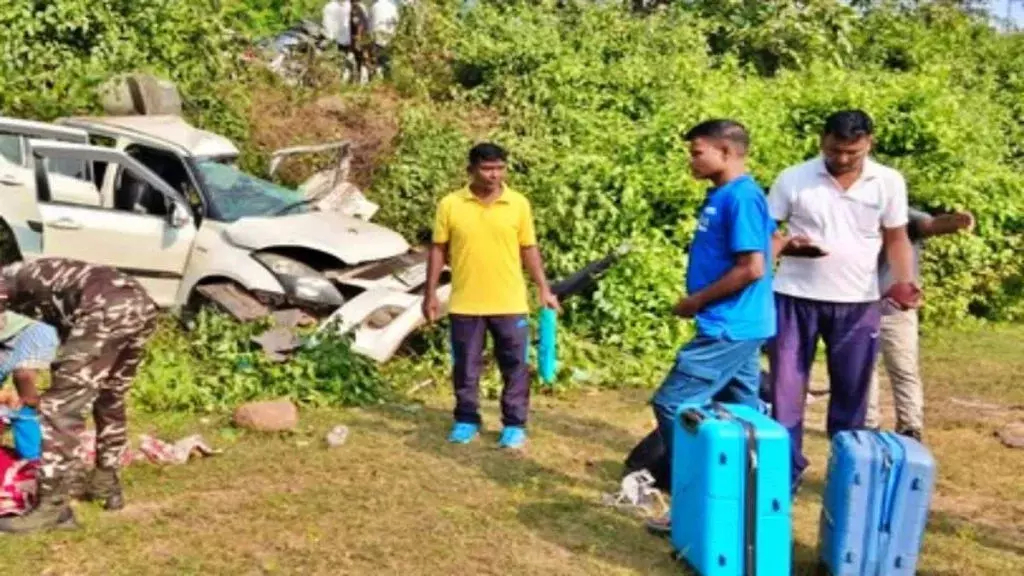 CG Accident : कार और ट्रेलर की आमने-सामने हुई टक्कर, 3 की मौत, दो घायल