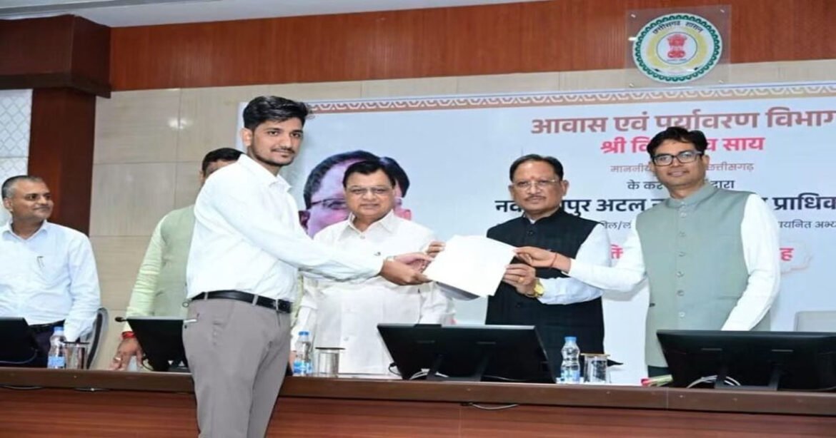 अटल नगर विकास प्राधिकरण के नवनियुक्त उप अभियंताओं को CM विष्णु देव साय ने सौंपे नियुक्ति पत्र