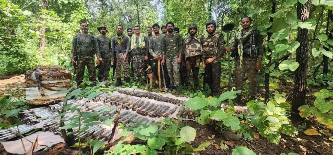 CG News : जंगल में मिला नक्सलियों का डंप, भरमार बंदूकें और 24 BGL सेल बरामद