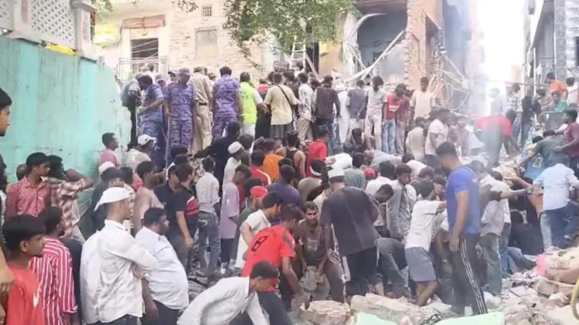 Breaking : दिल्ली के सीमापुरी में 5 मंजिला इमारत ढही, 15 से ज्यादा लोगों के दबे होने की आशंका; रेस्क्यू जारी