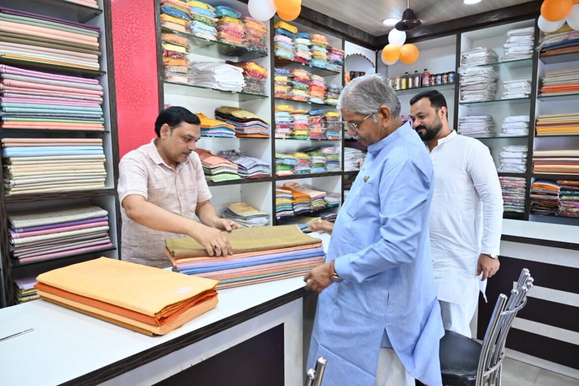 “सत्य और अहिंसा के मार्ग पर चलकर ही बन सकता है स्वच्छ और सशक्त भारत – धरमलाल कौशिक ने गांधी जयंती पर किया नमन