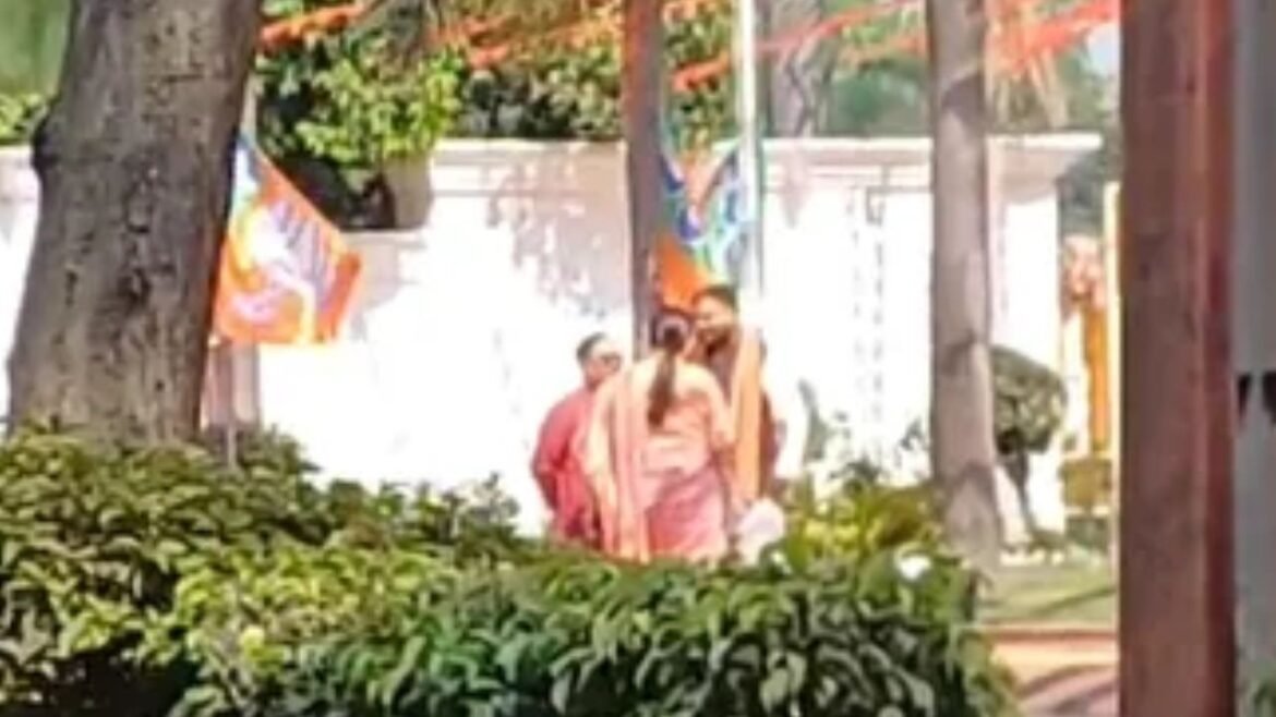 Raipur : प्रदेश प्रभारी स्मृति ईरानी ने संगठन महामंत्री और सह प्रभारी से की चर्चा, 10 मिनट की मुलाकात ने बढ़ाई राजनीतिक हलचल