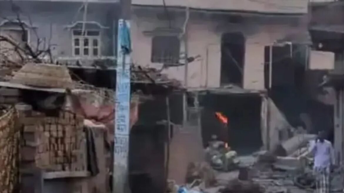 Siwan firecracker factory blast: पटाखा फैक्ट्री में ब्लास्ट, पति-पत्नी समेत 7 की मौत, डेढ़ घंटे तक होते रहे धमाके, मौके पर पुलिस मौजूद