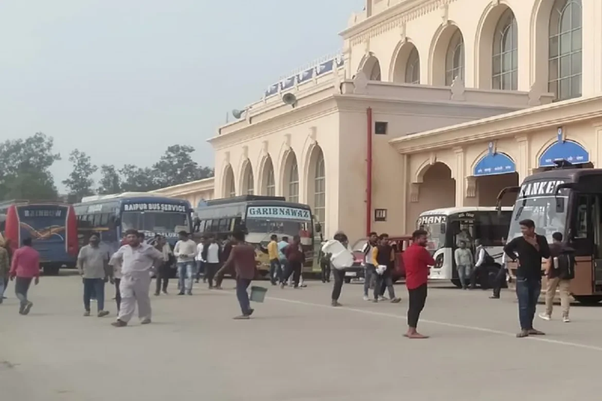 Raipur News: अंतरराज्यीय बस स्टैंड पर खड़ी बस में फंदे से लटका मिला कंडक्टर का शव, मचा हड़कंप