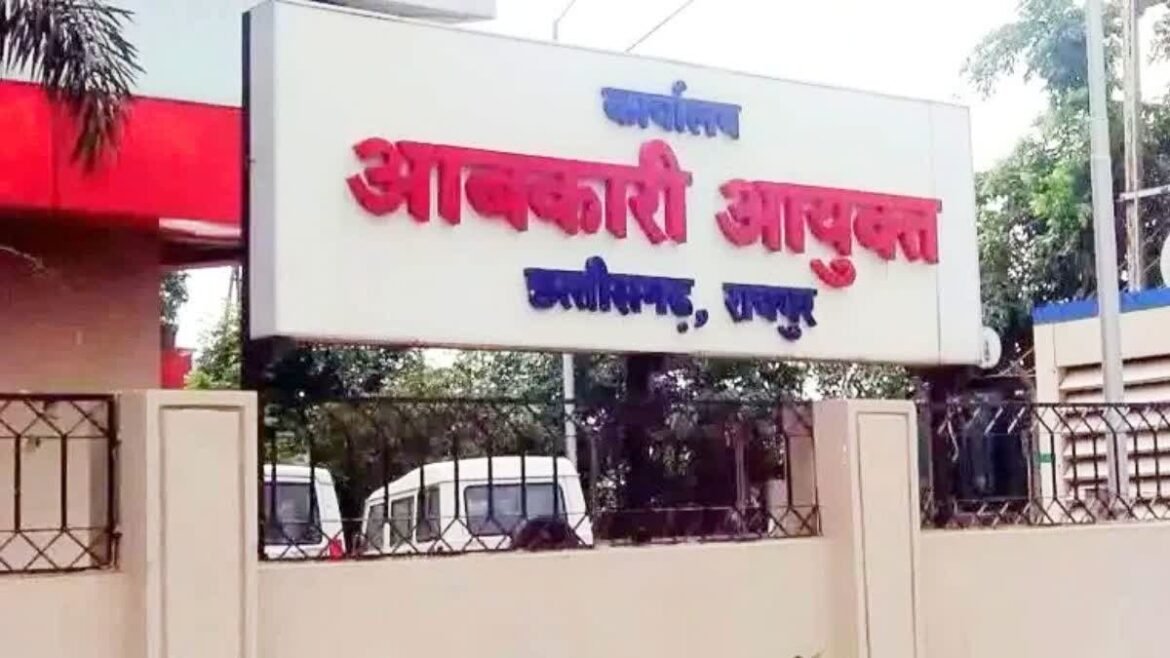 CG Liquor Scam: शराब घोटाले में आबकारी विभाग के अपर आयुक्त आशीष श्रीवास्तव निलंबित, EOW-ACB ने कोर्ट में पेश किया पूरक चालान