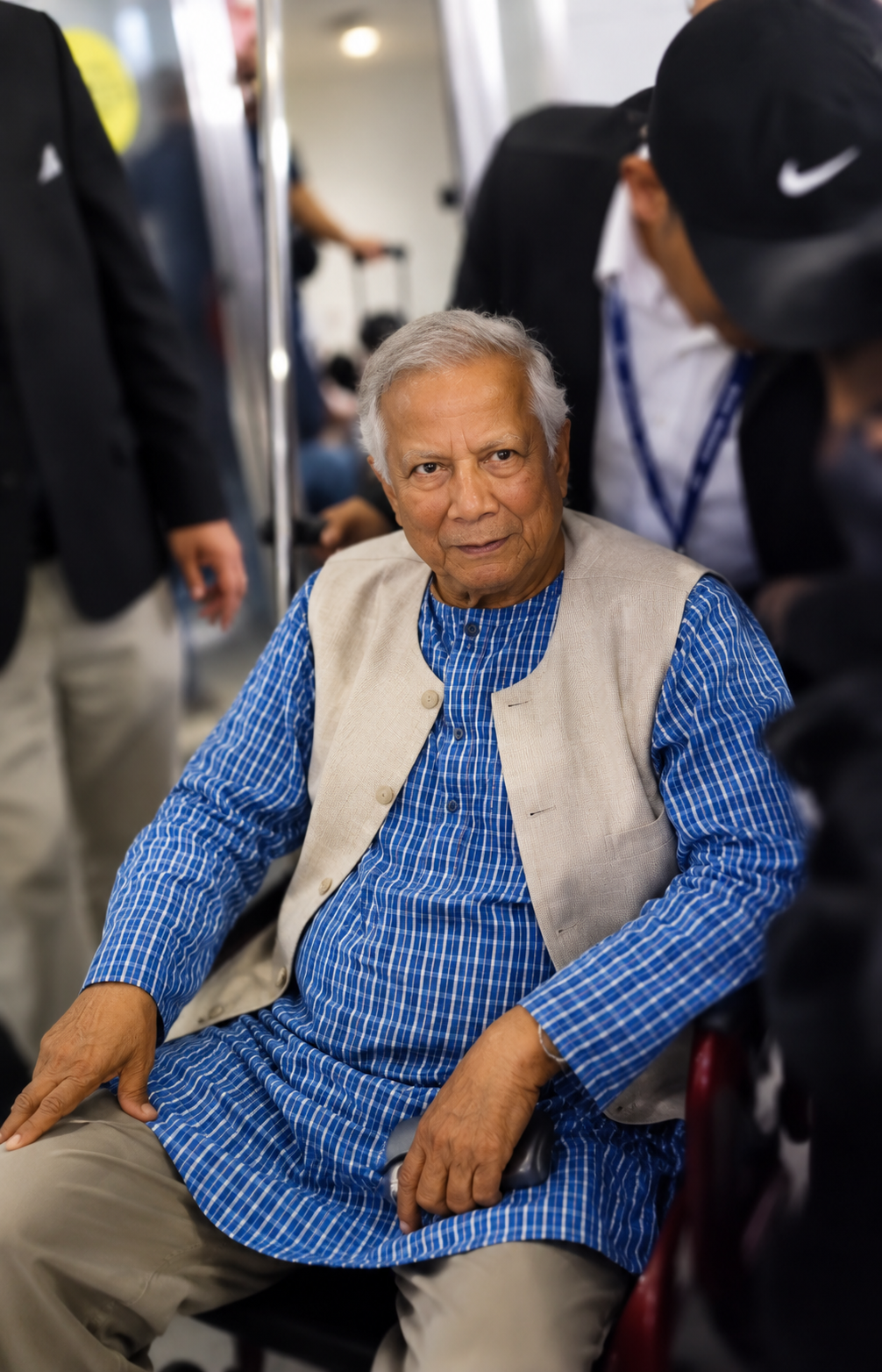 व्हीलचेयर पर नजर आए यूनुस, ‘तुम आतंकवादी हो, मेरे देश में लोकतंत्र खत्म कर दिया’— न्यूयॉर्क एयरपोर्ट पर नारेबाजी video