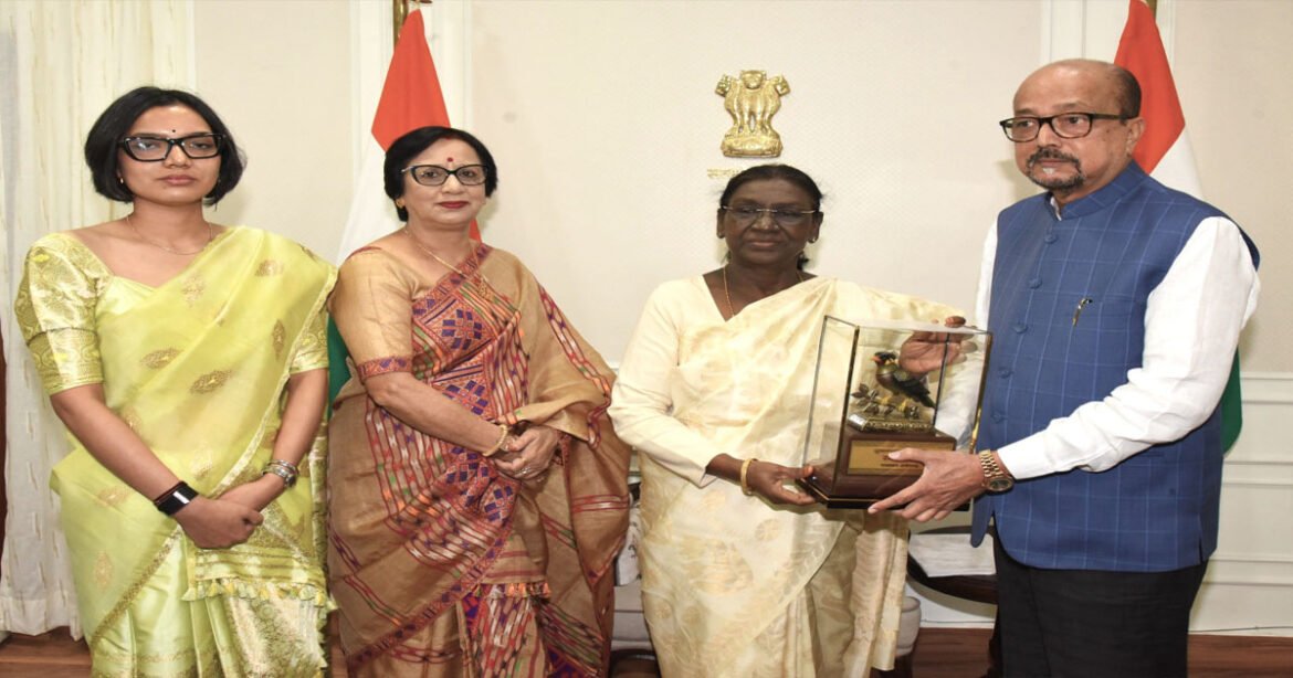 राष्ट्रपति द्रौपदी मुर्मु को राज्यपाल रमेन डेका ने भेंट की पहाड़ी मैना की प्रतिकृति